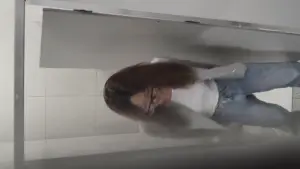 八月流出厕拍大神手持闯拍❤️高校女厕前景偷拍洛丽塔鞋学妹的无毛馒头小肥逼