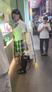 ✅【街拍抄底】jk黑袜小妹看着清纯白内却很闷骚性感小屁屁