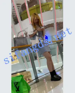 【KKCD㊙️】3294-蓝裙子黄毛精神小妹抄底