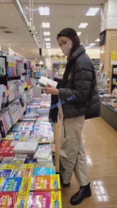 【日产精选】002书店开闪CD两位美女。露毛+涂鸦被怀疑