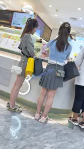 【KFC】两个短裙少妇逛街。灰色内内黑色骚窄内一箭双雕