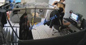 【破解摄像头】男生趁女友睡着后操了她的闺蜜。女友经常