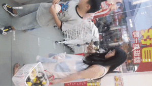 【无内抄底】眼镜小胖妹逛零售店被抄底 无毛一线嫩鲍一览无余 不知开浑了没