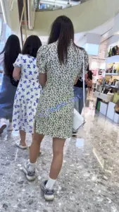 【KFC】长裙大眼靓女和闺蜜逛街买东西。白色内内前后CD