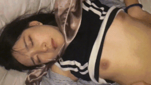 【MJ泄密】高颜值女销售被客户灌醉带至酒店扒光玩操，似醒非醒无力反抗状态，又抠又操颜射