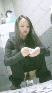 近景特写4K真实偷拍女公厕超多小姐姐方便⑶,脸鲍同框,有美女