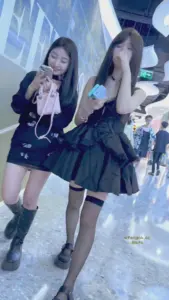 【KFC】❤️大神尾随偷拍骚货学生妹逛街吃饭·过膝黑丝袜白内穿脏了·低角度CD