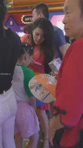 ❣️推荐❣️【商场抄底】骚逼红裙少妇,天气太热透明内裤散散味,阴户饱满,逼毛都露出来了,这屁股肉乎乎的,好炮架1V